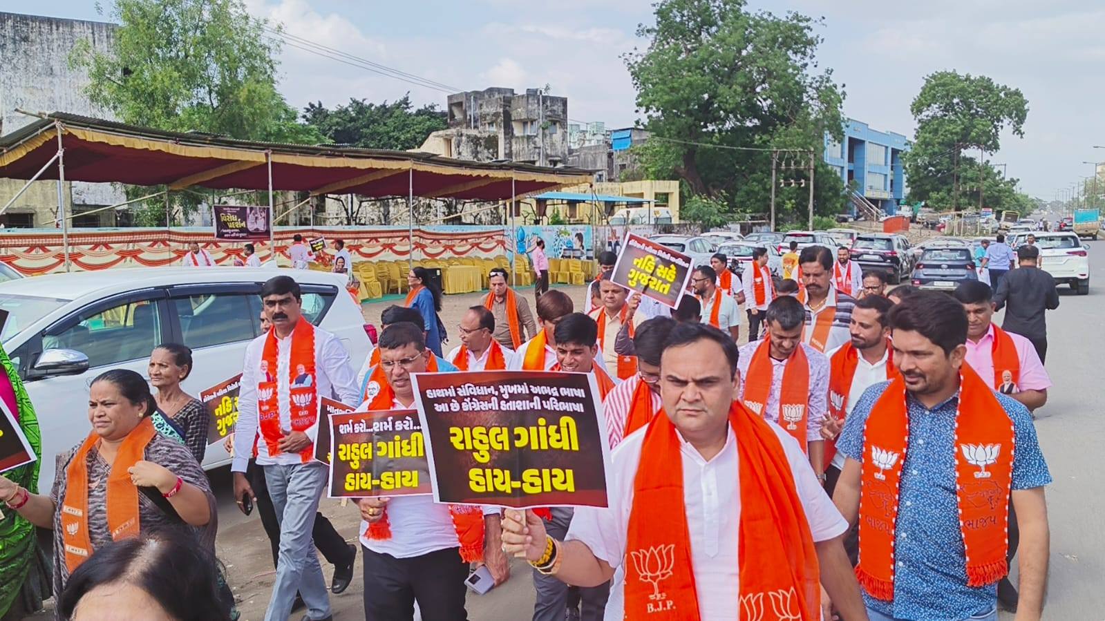 તા.૧૦-૦૯-૨૦૨૫ ના રોજ બિહારમાં જાહેર મંચ પરથી માનનીય પ્રધાનમંત્રી શ્રી નરેન્દ્ર મોદીજી દ્વારા સ્વર્ગસ્થ માતા હીરાબા પર કરવામાં આવેલી અભદ્ર અને અભદ્ર ટિપ્પણીઓ બદલ સુરત જિલ્લા ભાજપ મહિલા મોરચા, જિલ્લા ભાજપ સંગઠન અને અન્ય મોરચાઓના સહયોગથી કોંગ્રેસ પક્ષ દ્વારા એક આવેદન પત્ર આપવામાં આવ્યું હતું.
